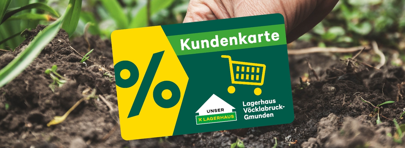 Hand berührt Erde, im Hintergrund Gras, im Vordergrund die Lagerhaus Kundenkarte