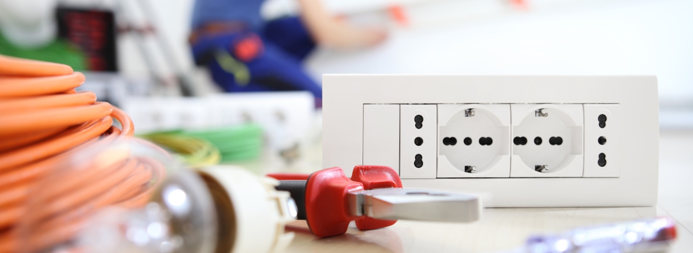 Elektriker beim Verlegen