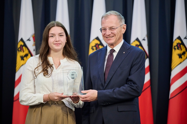 Auszeichnung von Annalena Katzlberger durch Landeshauptmann Mag. Thomas Stelzer