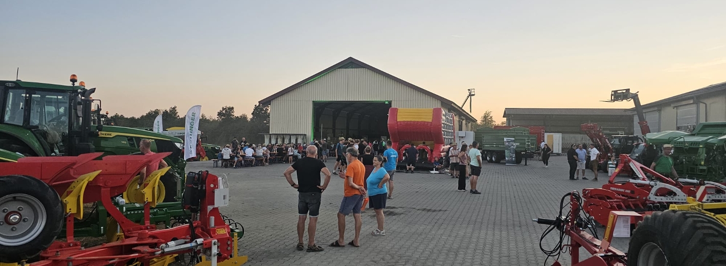 Austausch und Begutachtung der Ausstellung