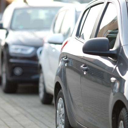 drei Autos hintereinander in einer Reihe