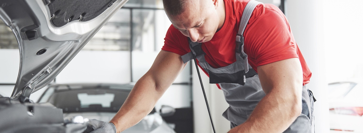 Mechaniker bei der Arbeit an der Motorhaube eines Autos
