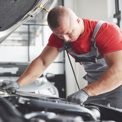 Mechaniker bei der Arbeit an der Motorhaube eines Autos