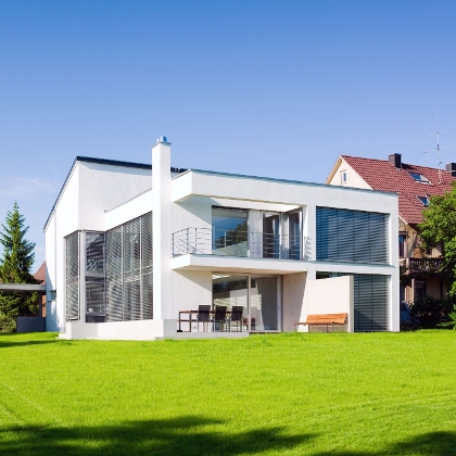 Neubau mit großen Fensterfronten