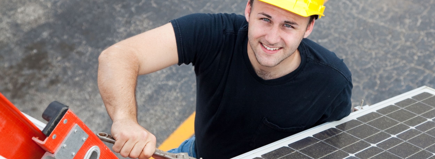 Elektriker bei Arbeiten an einer Photovoltaikanlage
