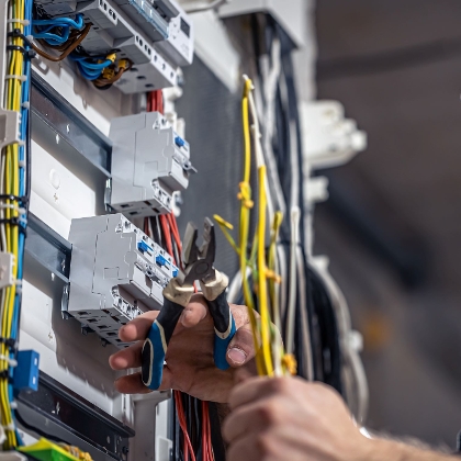 Elektriker bei der Arbeit