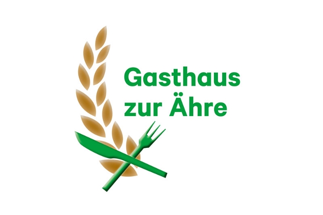 Der Schriftzug "Gasthaus zur Ähre" in grün mit grünem Besteck bestehend aus Gabel und Messer vor einer Ähre.