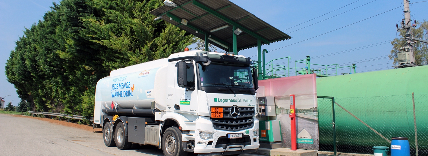 Lagerhaus Tankwagen befüllt Tankstelle