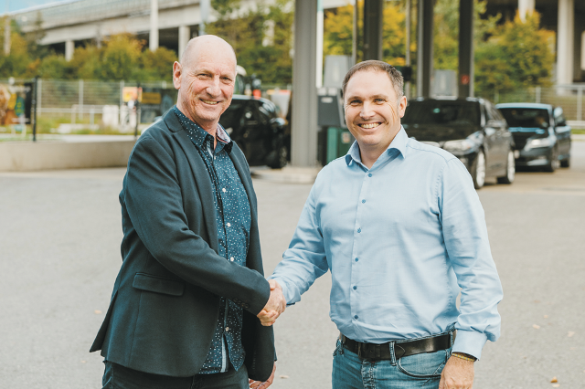 BayWa Vorarlberg Geschäftsführer Martin König mit Gerd Nussbaumer