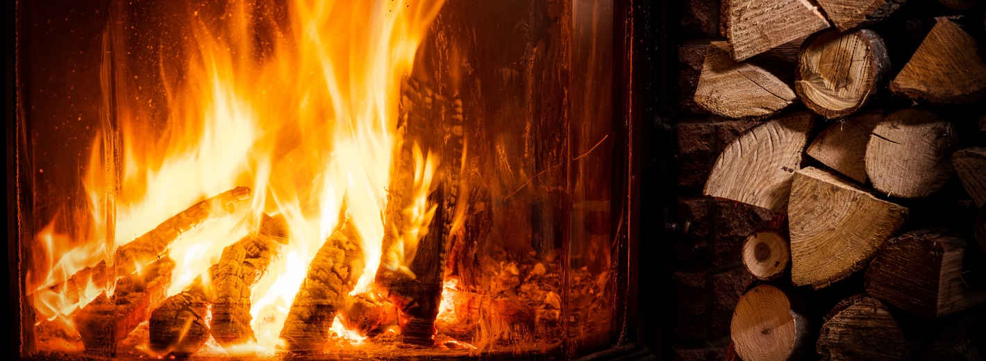 Kamin und Brennholz