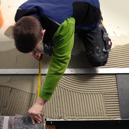 Fliesenleger vom Lagerhaus Zwettl bei der Arbeit