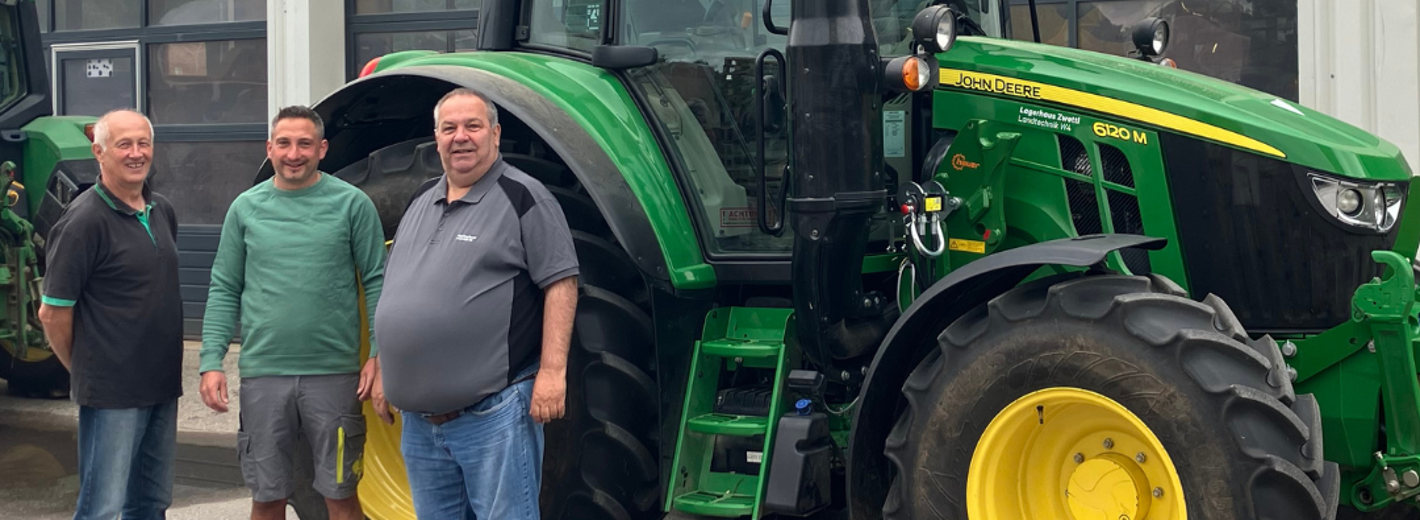 John Deere 6120M Traktor bei der Übergabe durch Lagerhaus Zwettl Landtechnik W4 an die Familie Prinz.