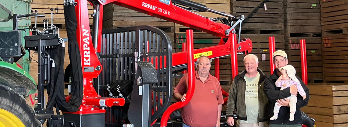 Krpan Forstanhänger GP 8 DF mit Forstkran GD 7,6 K bei der Übergabe durch Lagerhaus Zwettl Landtechnik W4 an die Familie Wally.