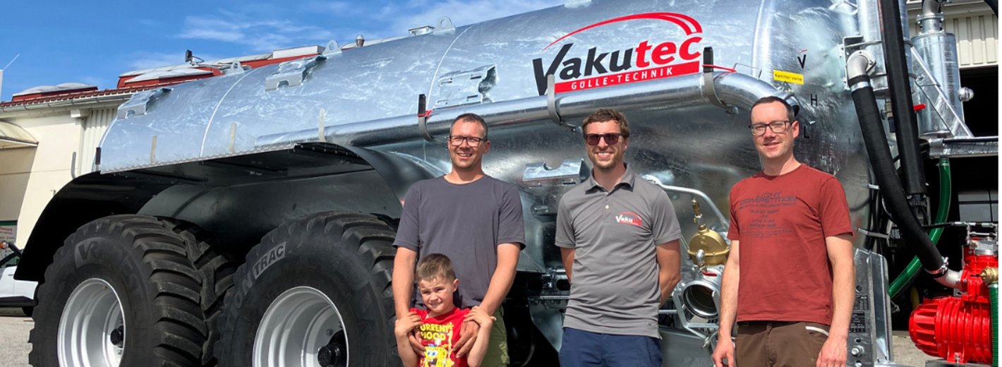 Vakutec VA12500 Vakuumfass bei der Übergabe durch Lagerhaus Zwettl Landtechnik W4 an Johann Haselböck und Stefan Kummer.