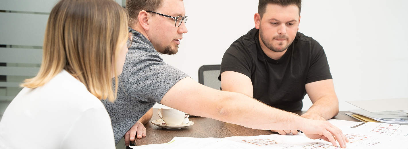 MeisterCenter Berater mit Baufamilie bei Planbesprechung