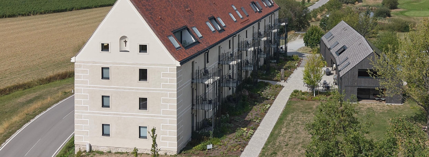 Luftaufnahme des revitalisierten Kornguts Niedergrünbach mit dem historischen Hauptgebäude, Gästezimmern und Außenanlagen inmitten der Waldviertler Kulturlandschaft.