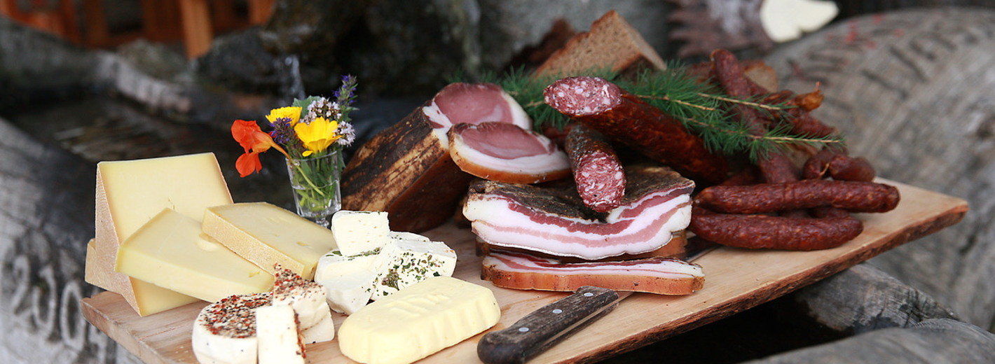 Die Bauernecken von „Unser Lagerhaus WHG“ warten mit Schmankerln von Bauern aus der Region auf.