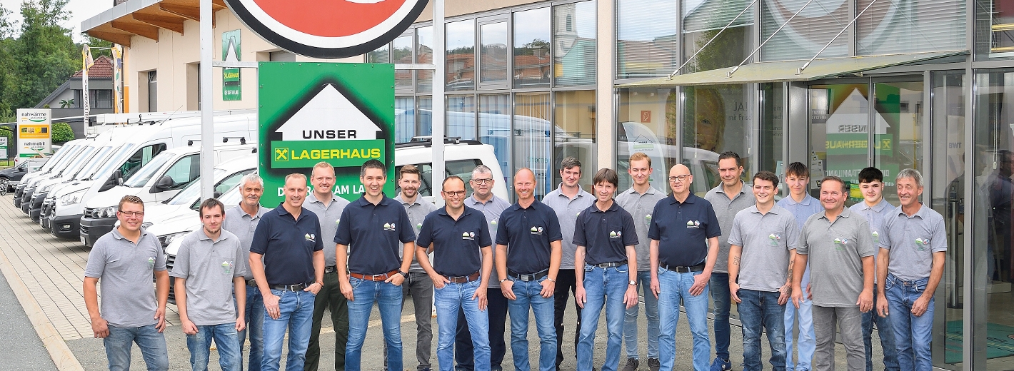 Das Team der Haustechnik Gleinstätten posiert vor dem Standort