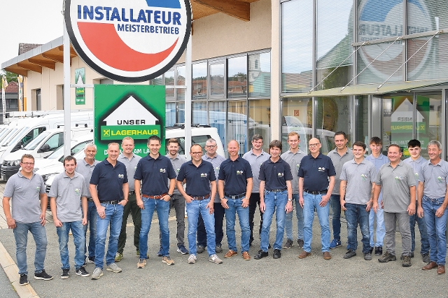 Das Team der Haustechnik Gleinstätten posiert vor dem Standort