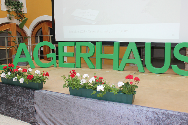 Bühne der 90. Generalversammlung des Lagerhauses Gleinstätten-Ehrenhausen-Wies