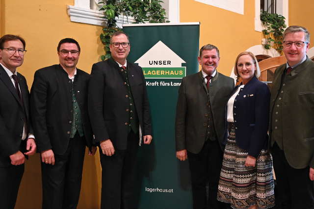 Mag. Andreas Michitsch (Raiffeisen Landesbank Steiermark), Finanzvorstand Johann Markl, Vorstandsvorsitzender Johann Schweinzger BSc MA, Aufsichtsratsvorsitzender Georg Nickl, Bürgermeisterin Elke Halbwirth und Pr äsident der Landwirtschaftskammer Steiermark MMSt. Andreas Steinegger