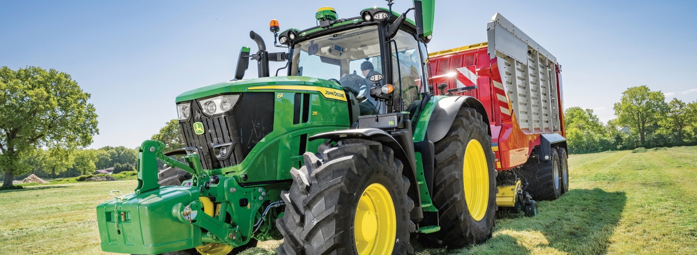 John Deere Traktor mit Pöttinger Erntewagen