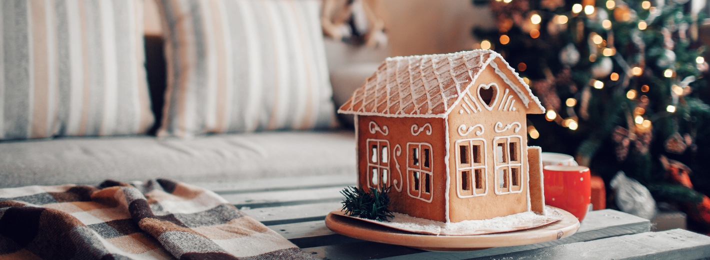 Lebkuchenhaus mit geschmücktem Christbaum