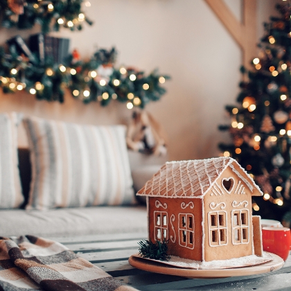 Lebkuchenhaus mit geschmücktem Christbaum