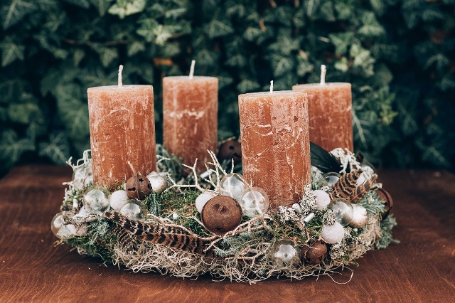 Adventkranz braun mit Federn