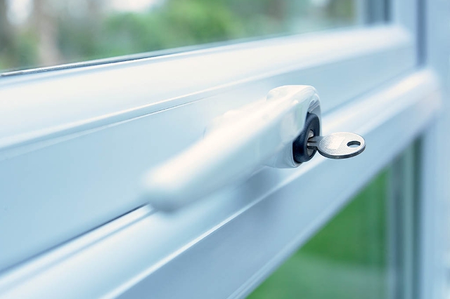 Fenster mit Zylinderschloss zum Verschließen