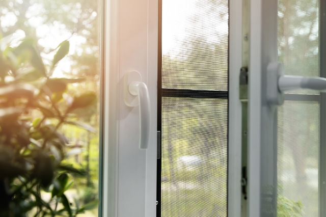 Fliegengitter an einem geöffneten Fenster