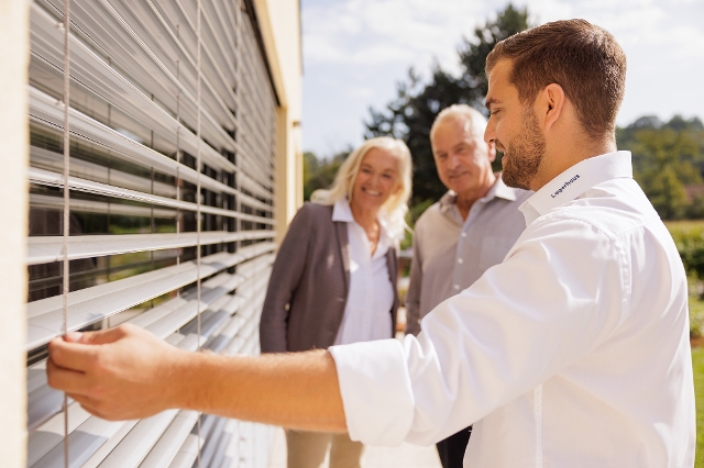 Paar wird beim Fensterkauf und Sonnenschutz beraten