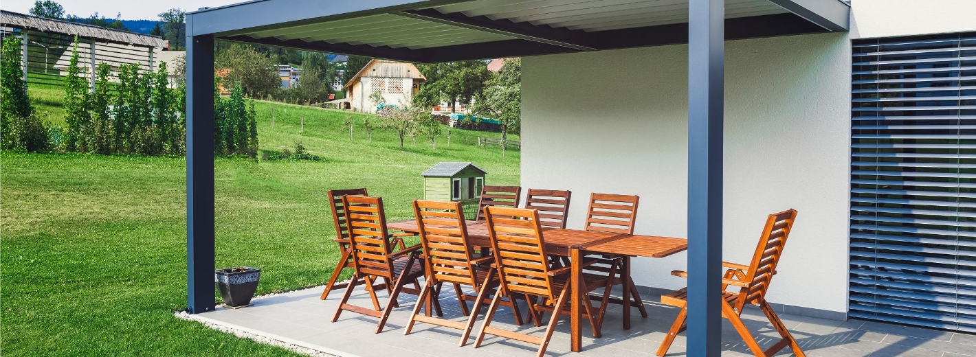 Essbereich auf Terrasse mit Klickfliesen als Bodenbelag