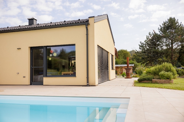 Haus mit Pool und Terrassenfliesen
