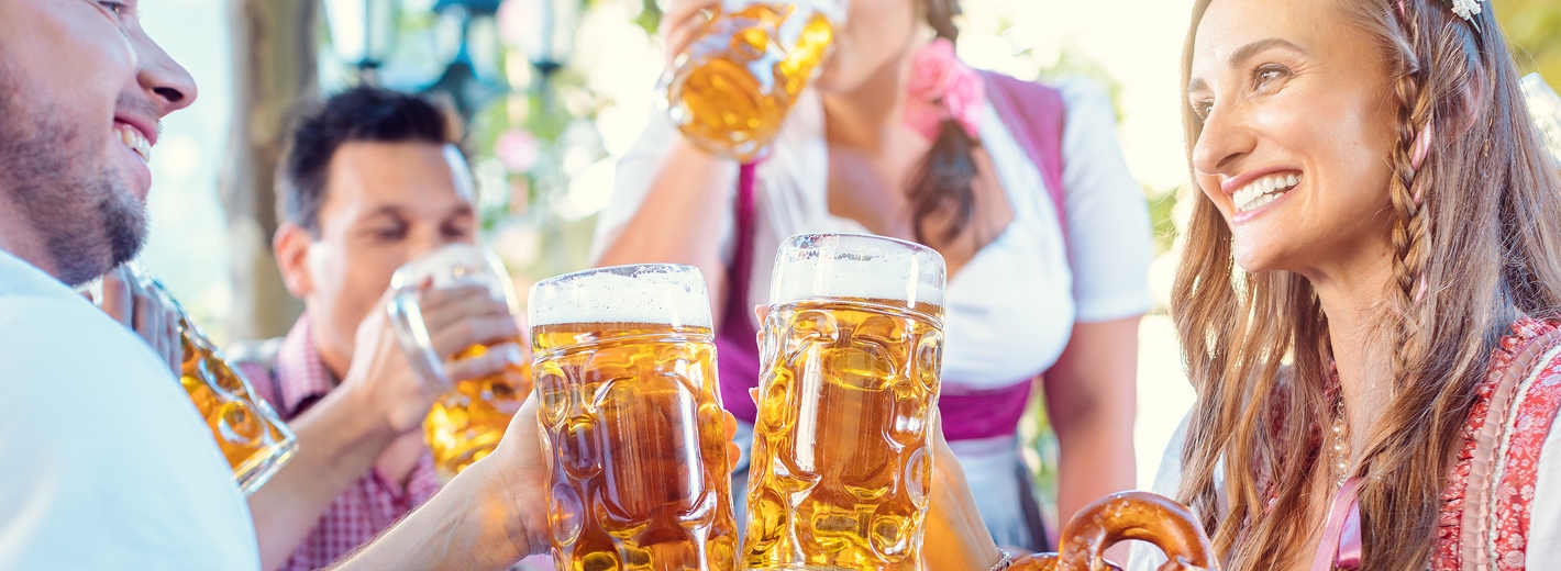 Personen feiern Oktoberfest im eigenen Garten