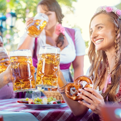 Personen feiern Oktoberfest im eigenen Garten