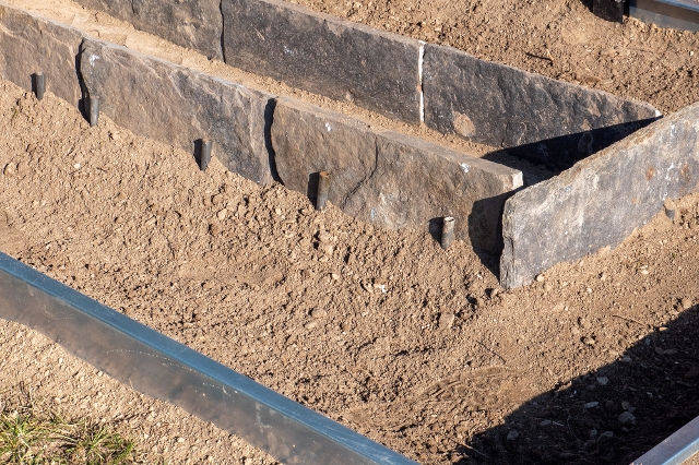 Zuerst ein solides Fundament für das Gewächshaus bauen