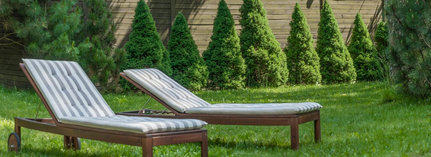 Garten mit Holzwand und Bepflanzung als Sichtschutz