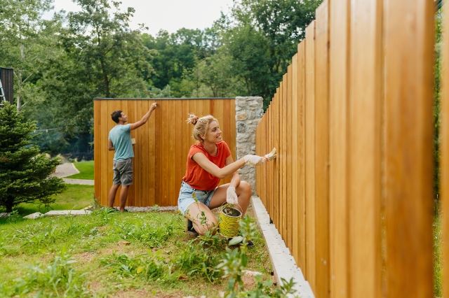 Holzwand als Sichtschutz wird gestrichen
