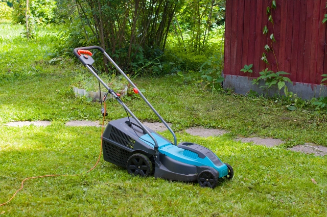 Elektro-Rasenmäher im Garten