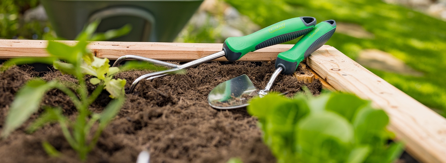 Gartenwerkzeug in der Erde