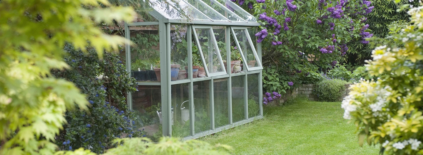 Manche Gewächshäuser haben auch Fenster zum Lüften