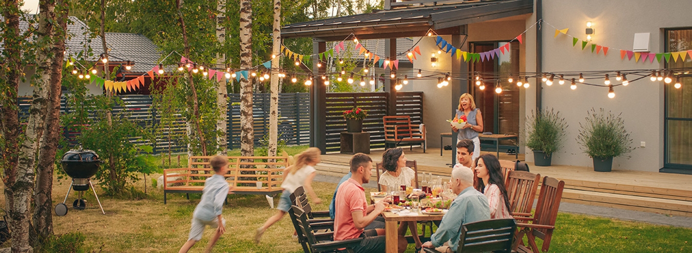 Grillfest mit Familie und Freunden im Garten
