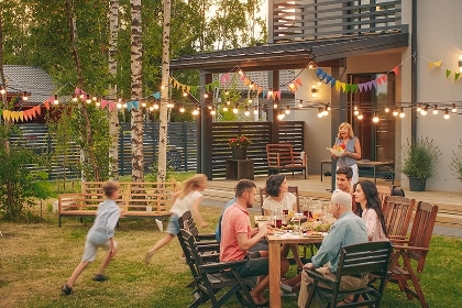 Grillfest mit Familie und Freunden im Garten