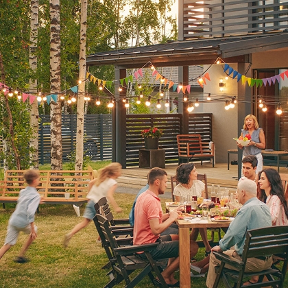 Grillfest mit Familie und Freunden im Garten