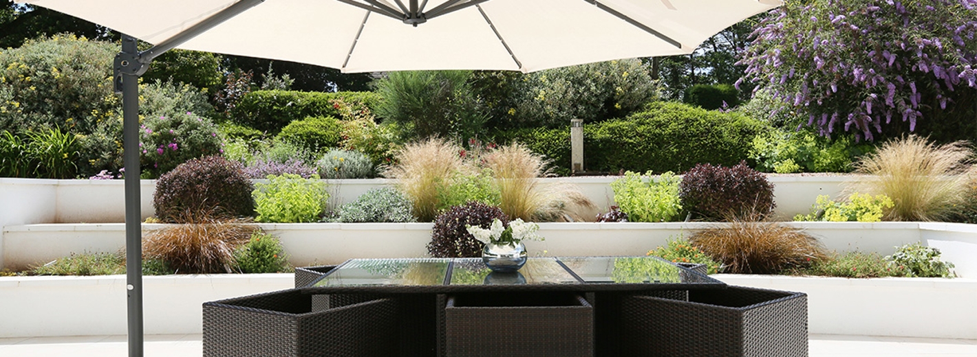 Loungemöbel auf einer Terrasse mit großem Lampenschirm