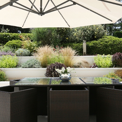 Loungemöbel auf einer Terrasse mit großem Lampenschirm