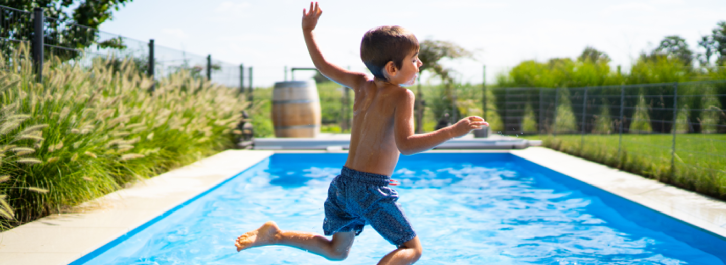 Bub spring in den Pool