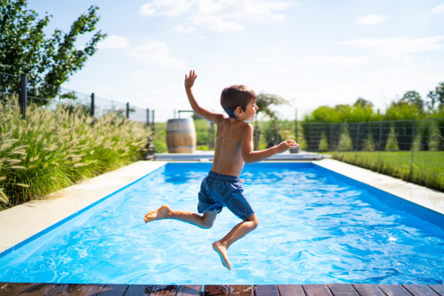 Bub spring in den Pool
