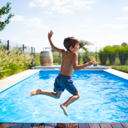 Bub spring in den Pool